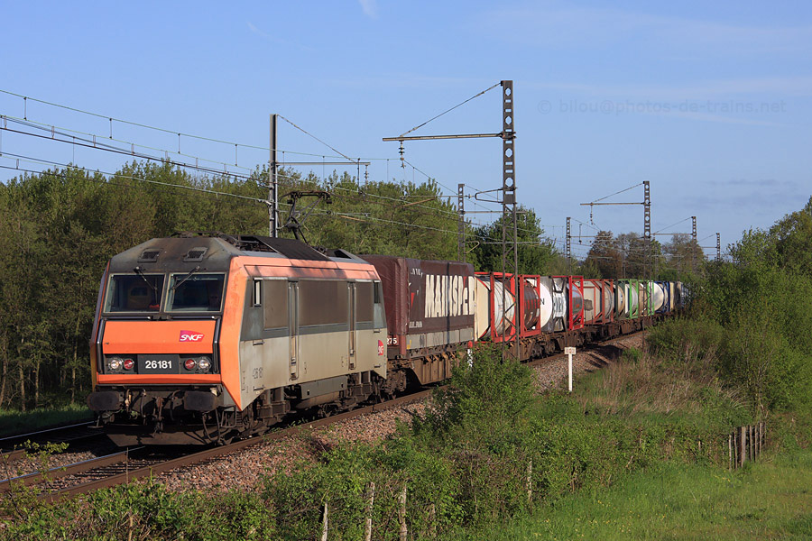 Quelques kilom&egrave;tres avant Tournus, la 26181 assure le ME120 41277 compos&eacute; de conteneurs reliant Apach &agrave; Cerb&egrave;re.