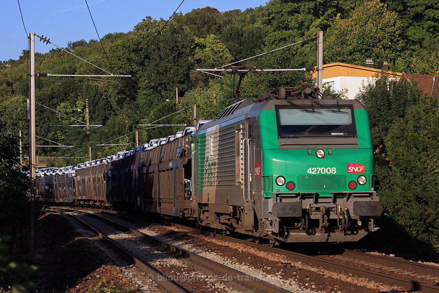 Passant &agrave; proximit&eacute; de Sucy-en-Brie, la 427008 enm&egrave;ne, avec quelques minutes d'avance, le train de Fret 54145 de Woippy &agrave; Villeneuve.