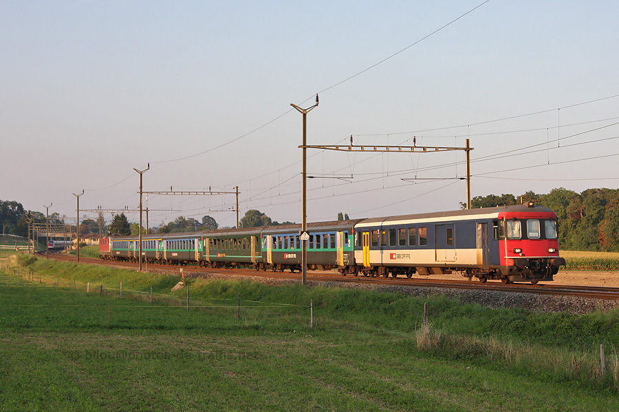 Peu apr&egrave;s Nyon, le train RE 2632, enmen&eacute; par la Re4/4 11140, file vers Gen&egrave;ve.