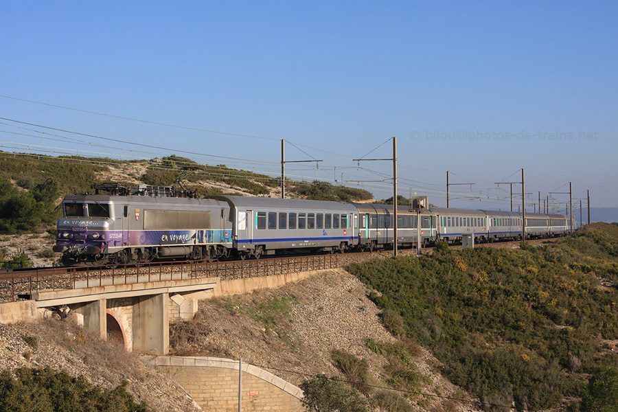 De passage à St-Chamas, la 22354 tire le TER Marseille-Lyon N°17716.