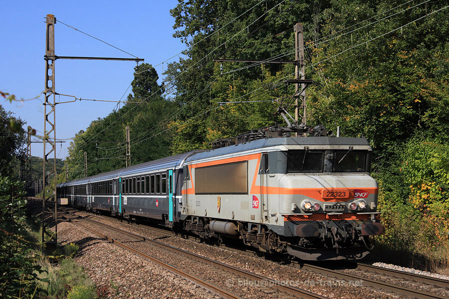 Juste avant la gare de Bois-Le-Roi, la 22323 enmène le 5911 de Paris à Nevers.
