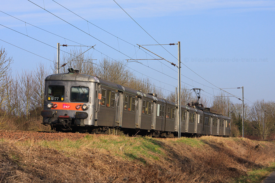En pleine acc&eacute;l&eacute;ration, cette Z 6100 quitte Pr&eacute;cy-sur-Oise, assurant le train 121118 Creil-Pontoise.