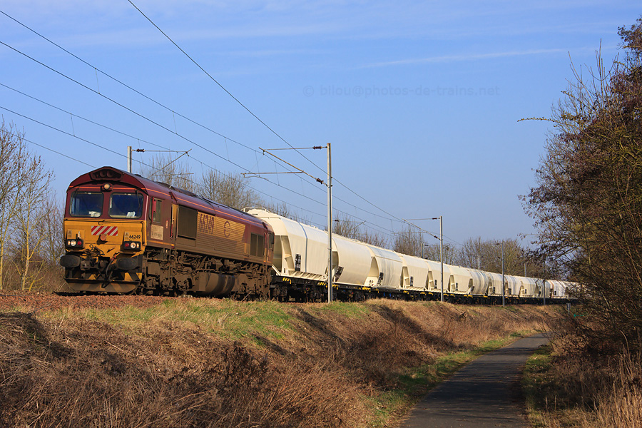Sur la transversale Creil-Pontoise non loin de Pr&eacute;cy sur Oise, la Class66 66249 enm&egrave;ne le train 60210 compos&eacute; de tr&eacute;mies de Tergnier au Mans.