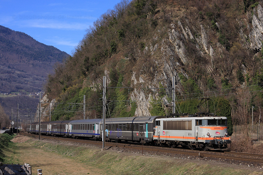 Dans la Vallée de la Maurienne, la BB 25193 assure le TER 883317 reliant Chambéry à Modane.