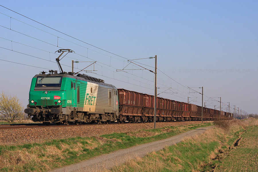 Quelques instants apr&egrave;s avoir br&ucirc;l&eacute; la gare du Quesnoy, la 27106 assure le train 451000.