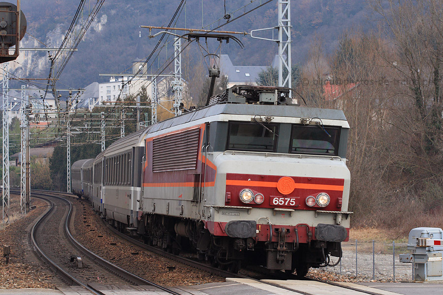 Passage &agrave; Voglans du TER883313 Lyon - Modane tir&eacute; par la CC 6575.