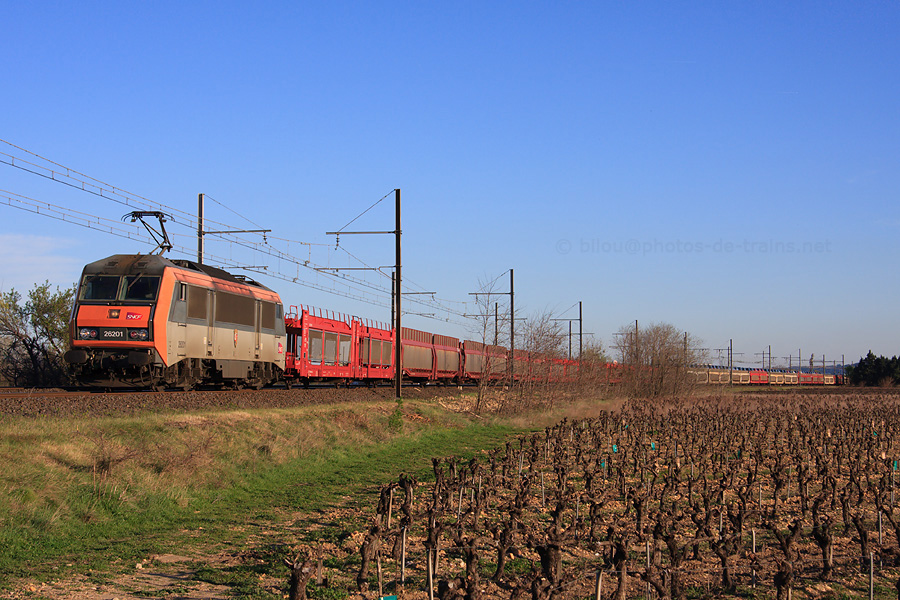 La BB26201 remonte vers Apach cette rame fret compos&eacute;e de porte-autos. Vue ici sur la rive droite du Rh&ocirc;ne.