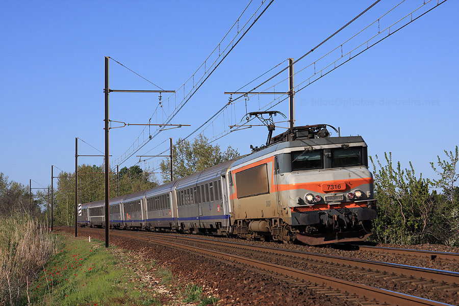 Au nord de Tarascon, la 7316 tire le 876302 de Carcassonne &agrave; Avignon.