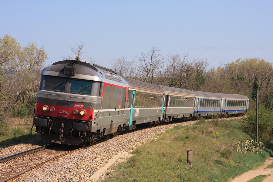 Plus que quelques minutes, et le TER 17417, assur&eacute; ce jour par la BB67554 depuis Brian&ccedil;on, entrera en gare d'Aix-en-Provence pour ensuite continuer jusqu'&agrave; Marseille.