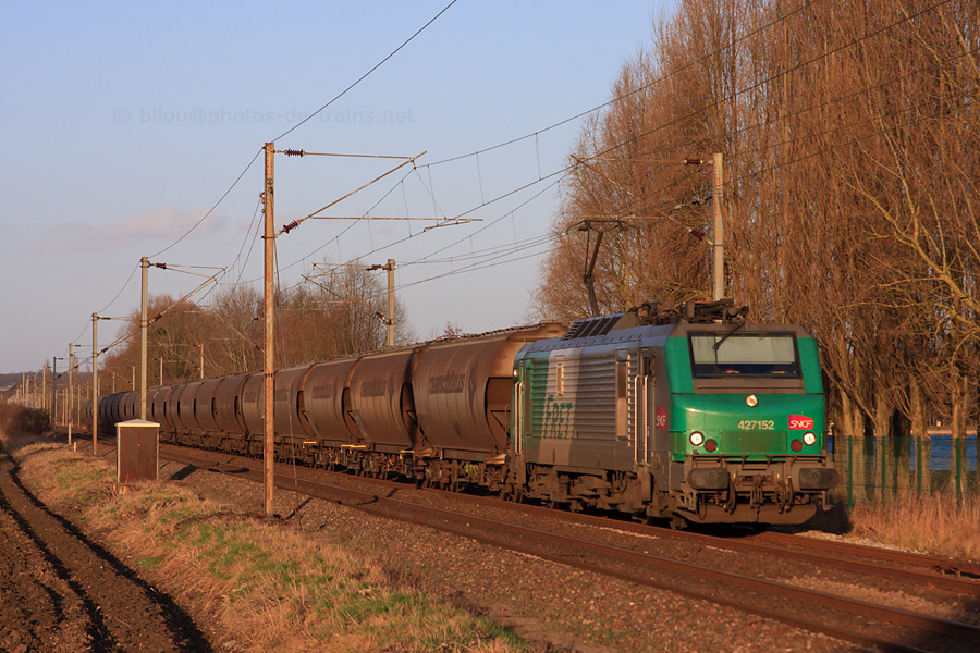 Assurant le train 72390 Lille-Délivrance - Trappes avec près de 30 minutes d'avance, la BB27152 vient de brûler la gare de St-Leu d'Esserent.
