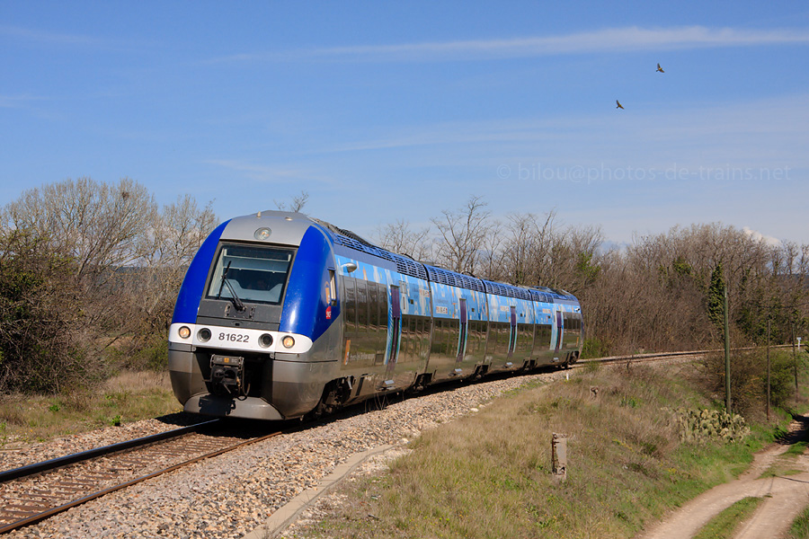 C'est le B 81621/22 qui assure ce jour le TER 880617 Pertuis - Marseille, vu ici peu avant Aix-en-Provence, &agrave; quelques centaines de m&egrave;tres du PN de La Calade.