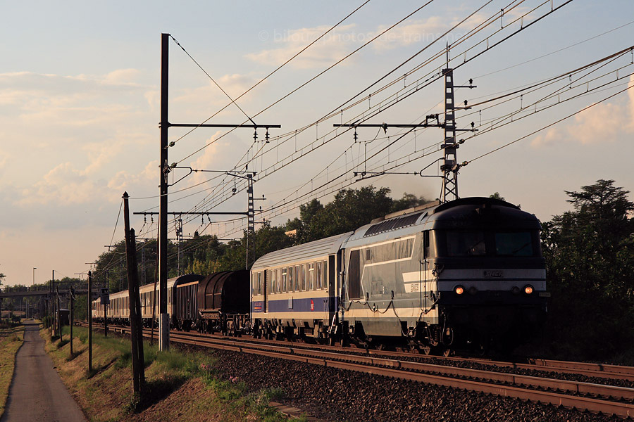 Retour du train d'essai des wagons EWSI vers Castelnaudary, 67621 en t&ecirc;te. Vue ici &agrave; Villefranche de Lauragais.
