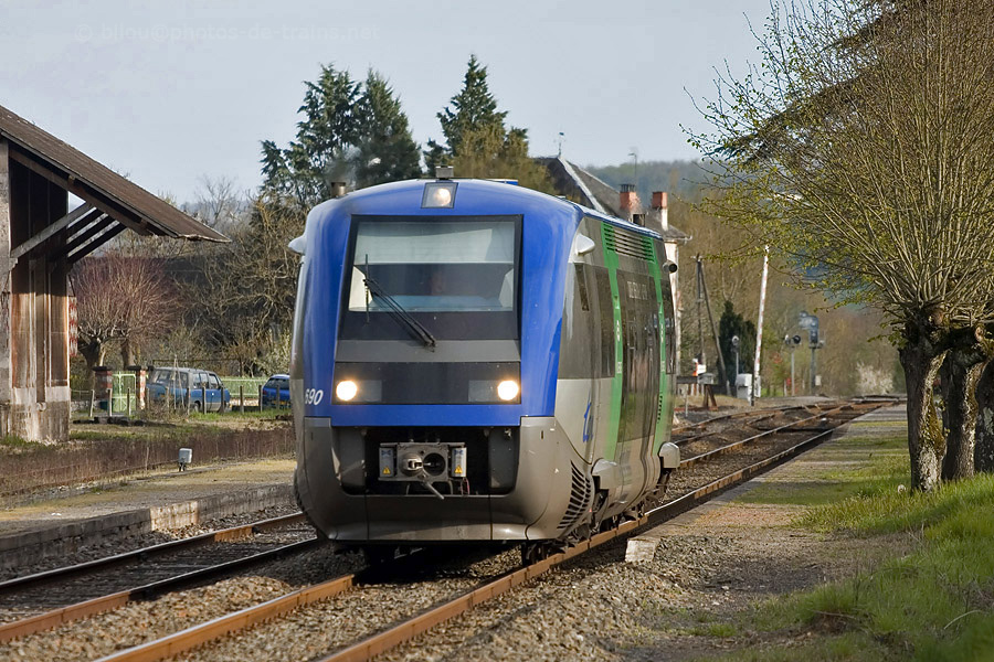 Passage sans arrêt à Turenne du TER Rodez - Brive, assuré par l'X 73690.