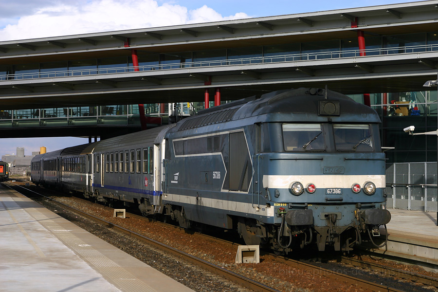 Pile &agrave; l'heure, la 67386 assure le TER 885162 Grenoble - Valence Ville, ici &agrave; Valence TGV.