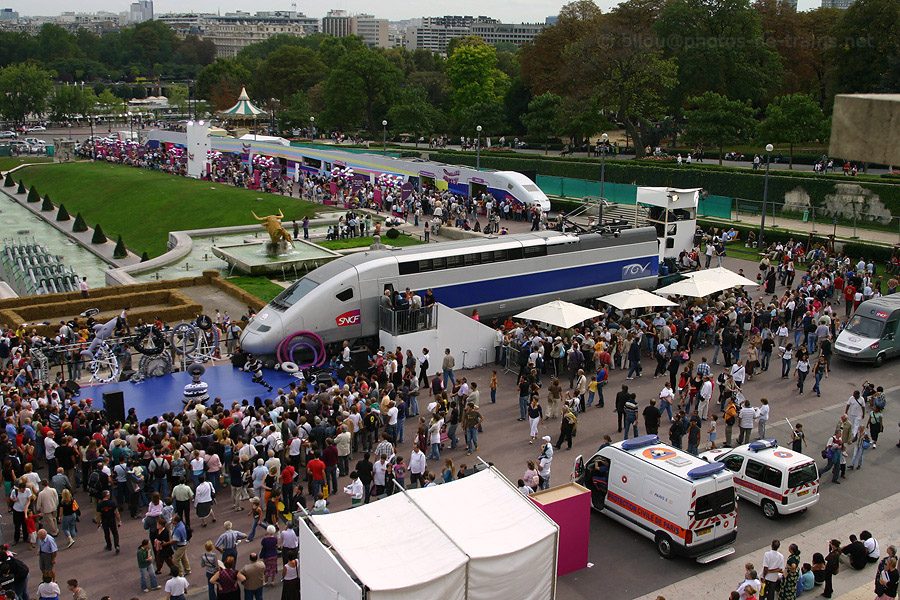 A l'occasion des 25 ans du TGV, une motrice TGV de la rame 4403 a &eacute;t&eacute; expos&eacute;e sur le Trocad&eacute;ro &agrave; Paris.
