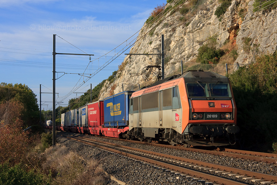 Depuis Le Boulou-Perthus, la BB26189 tire l'Autoroute Ferroviaire 49904 jusqu'&agrave; Bettembourg, ici de passage non loin de la commune des Angles.
