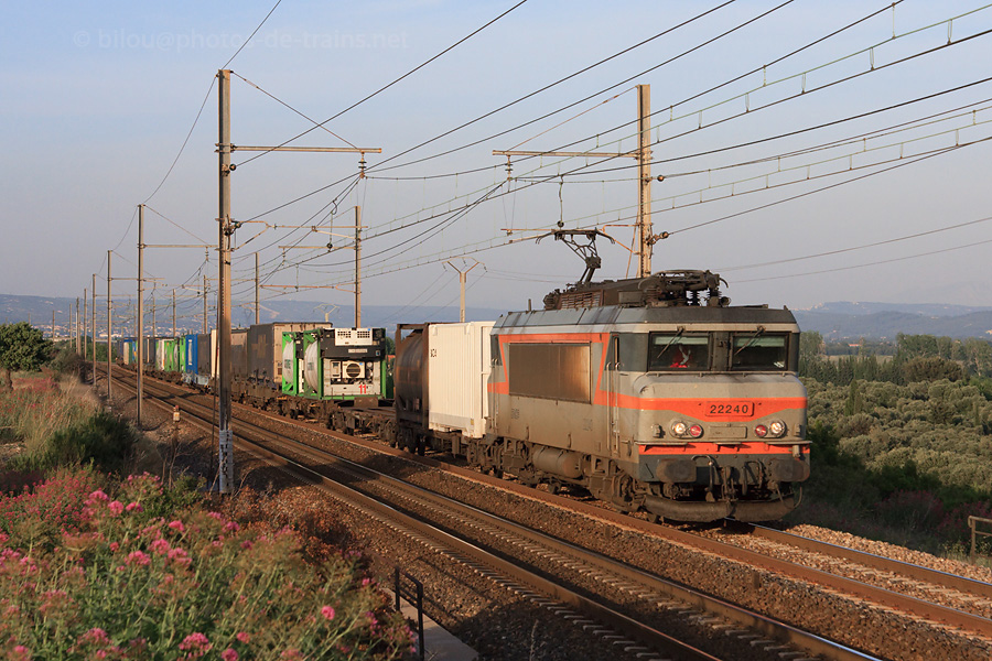 Au d&eacute;but de son long voyage vers Dourges, la 22240 et sa rame de combin&eacute;s effectuent les permiers tours de roue du 50924 depuis Marseille-Maritime.