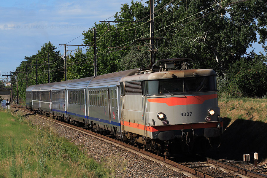 Vers Tarascon, la BB9337 assure le TER 876406 Cerbère-Avignon.