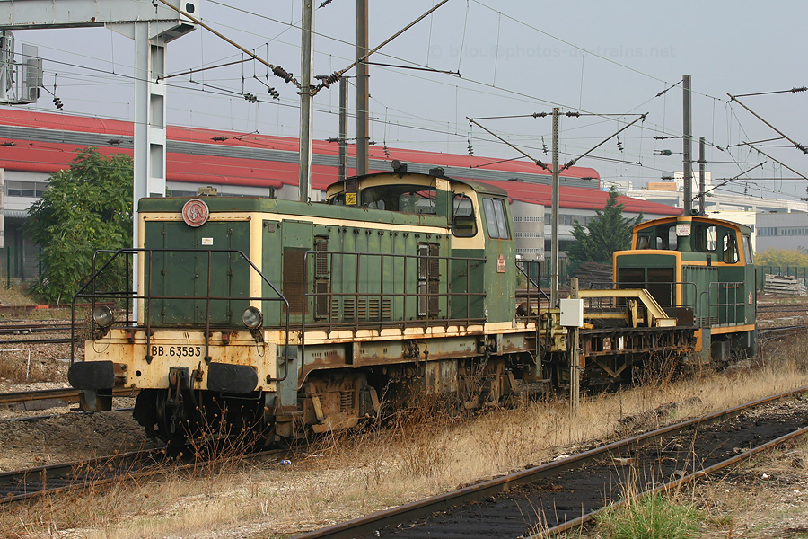 Vue au d&eacute;pot de la Villette, la BB 63593 se repose en compagnie d'un Y 7100.