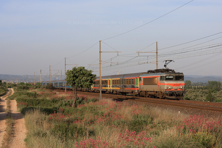 Enmen&eacute; par la BB 22340, le train Corail T&eacute;oz 4766 file &agrave; travers la Provence vers Bordeaux.