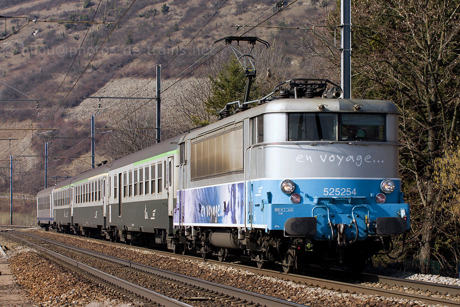 De passage &agrave; St-Jean de la Porte, la 25254 tire sa petite rame de Chamb&eacute;ry &agrave; Modane.