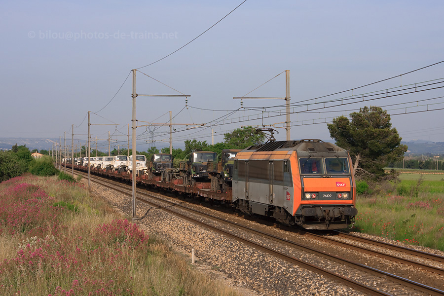 La 26109 commence un long parcours de La Seyne jusqu'&agrave; Ch&acirc;teauroux avec en charge ce train de v&eacute;hicules militaires.
