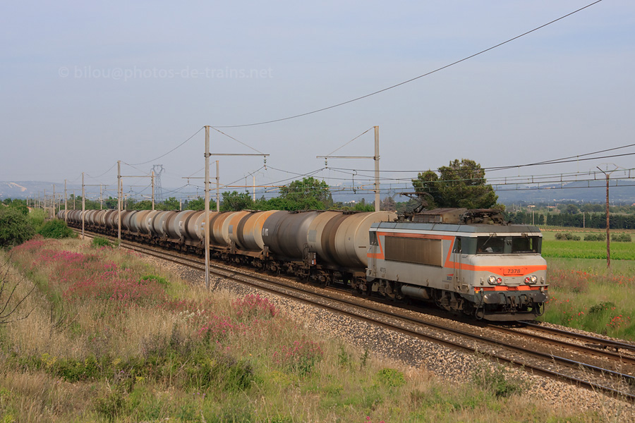 Pr&eacute;vu au dernier moment, la 7378 et ses citernes assurent le 476086 de Pas-des-Lanciers vers St-Jory, de passage &agrave; St-Chamas au niveau du pont de la D10.