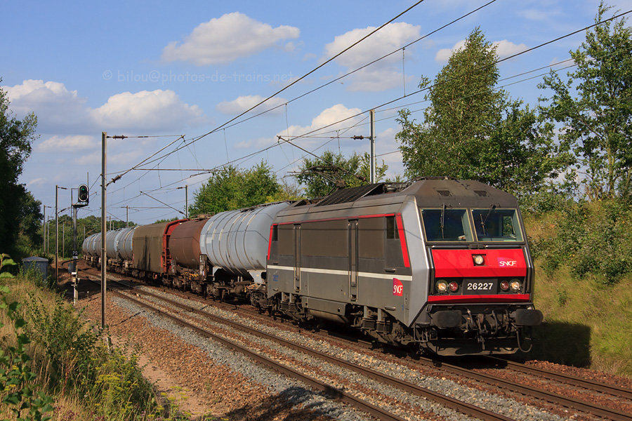 A mi-chemin entre Duvy et Ormoy dans l'Oise, la 26227 descend vers Villeneuve St-Georges son train de fret vari&eacute; qu'elle a pris en charge &agrave; Tergnier.