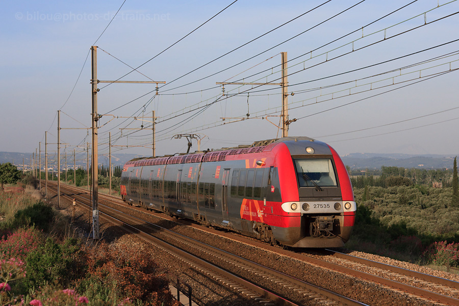 Souvent couvert en rame tract&eacute;e, c'est un ZGC qui assure ce soir l&agrave; le TER Marseille - Narbonne 876518, de passage &agrave; St-Chamas.