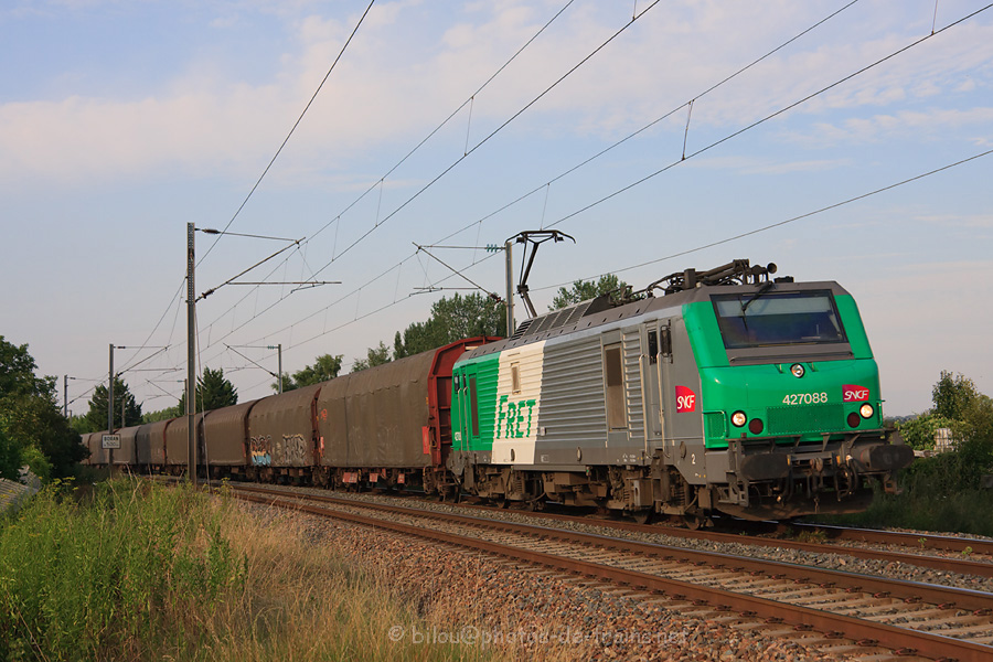 Lanc&eacute;e &agrave; pleine vitesse, la 27088 tire sa longue rame de b&acirc;ch&eacute;s de Lille vers Trappes, vues ici &agrave; Boran sur Oise.