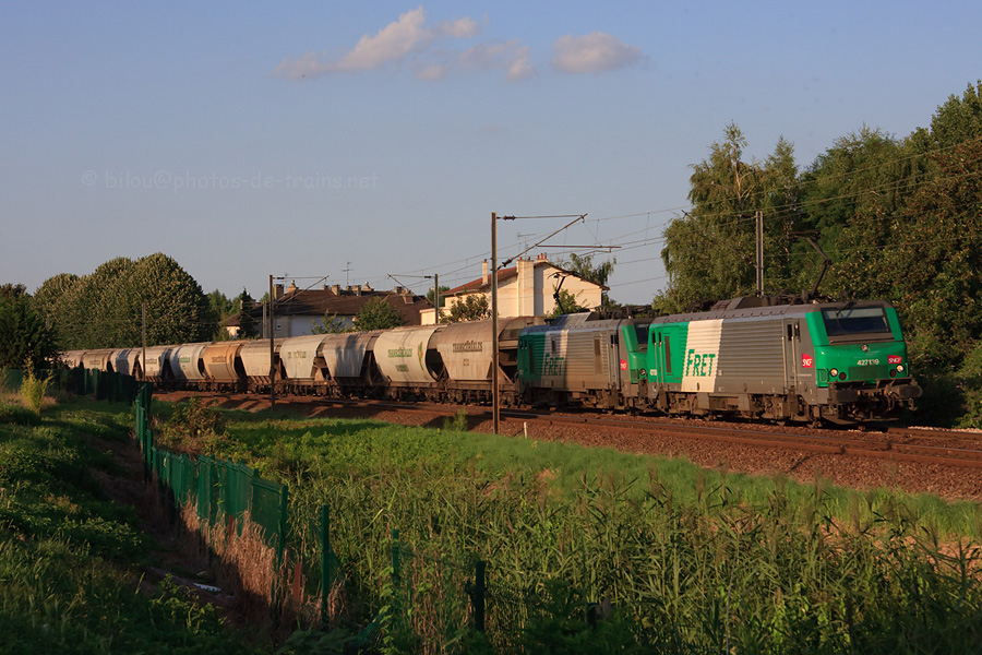 Traversant la petite ville de St-Leu d'Esserent, les 27139 et 27077 tirent cette rame de c&eacute;r&eacute;aliers de Tergnier vers Trappes.