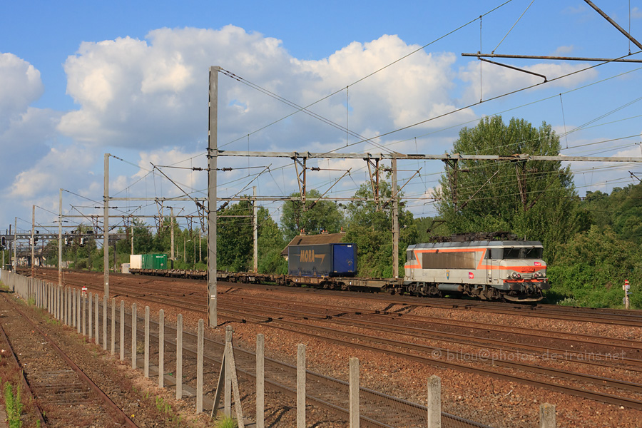 Le 50752 trac&eacute; en ME120, tir&eacute; par la 22302, vient de passer la gare de Creil.