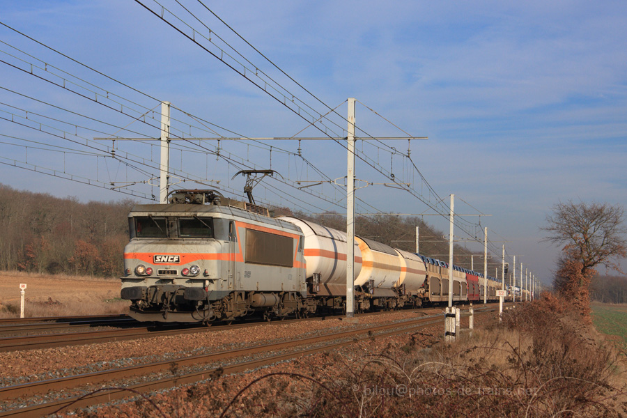 Depuis Villeneuve, la BB 7231 tire ce Fret pour St-Jory, vue ici sur le Paris-Orl&eacute;ans, entre Etampes et les Monceaux.