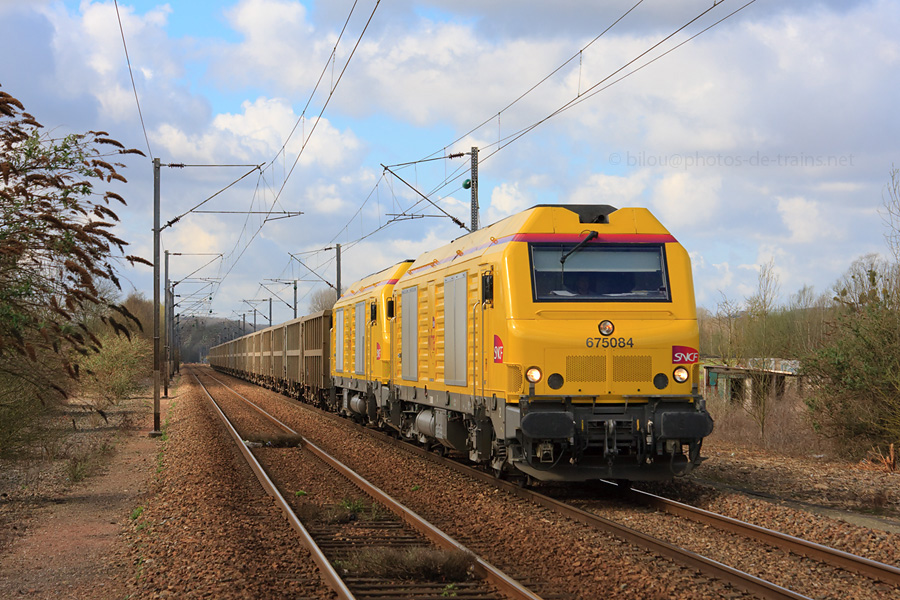 Remplis de ballast, ces tombereaux, tir&eacute;s par une UM de 75000 nouvellement pass&eacute;es en livr&eacute;e Infra, passent &agrave; St-Leu d'Esserent alors qu'ils assurent le trajet de Sotteville &agrave; Creil.