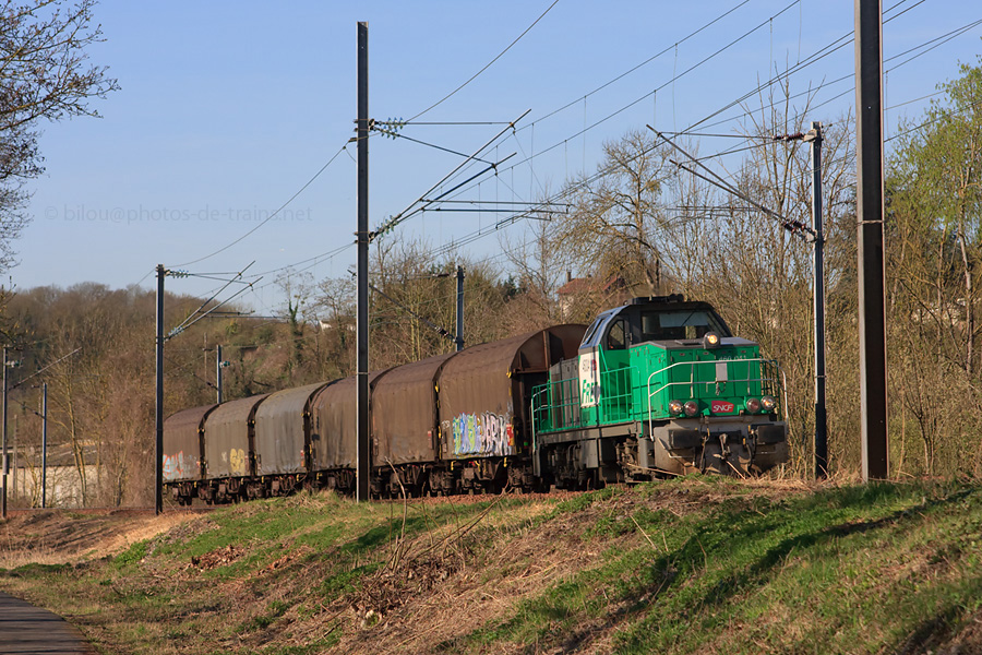 Longeant l'Oise, la BB 60041 et ses quelques b&acirc;ch&eacute;s assurent le petit trajet de Persant-Beaumont au triage du Petit-Th&eacute;rain, entre Pr&eacute;cy s/ Oise et St-Leu d'Esserent avec pr&egrave;s d'une heure d'avance.