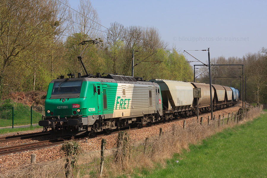 De passage &agrave; B&eacute;thisy-St-Pierre, la 27096 est en charge d'un train de c&eacute;r&eacute;aliers Issoudun-Mouscron.