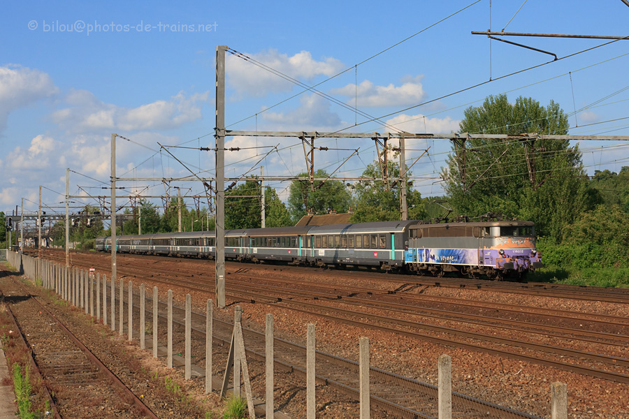 Depuis St-Quentin, la 16032 légèrement défigurée, assure le 12334 pour Paris-Nord, juste après Creil.