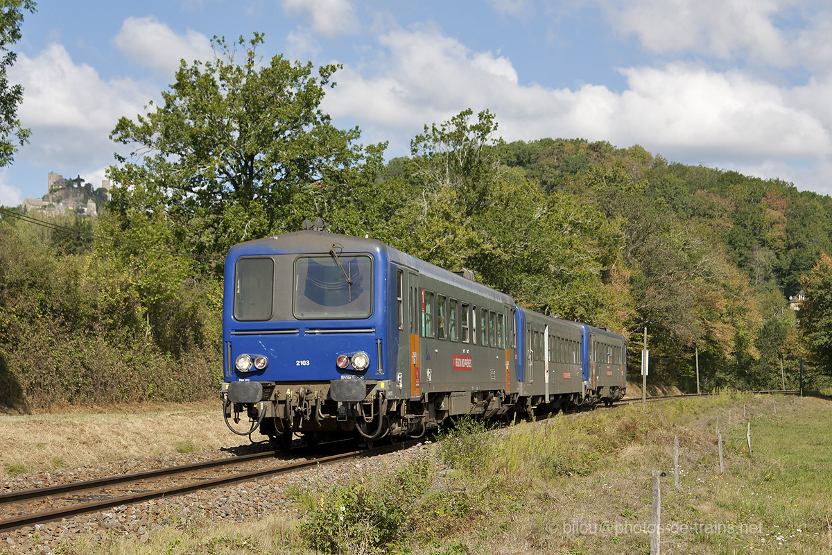 Non loin de Turenne, l'X 2103 et 2130 relient Brive à Rodez au TER 870159.