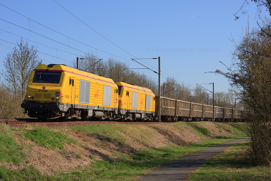 Quelques instants apr&egrave;s son d&eacute;part de Creil, cette UM de 75000 InfraRail assurent un train Creil - Sotteville.