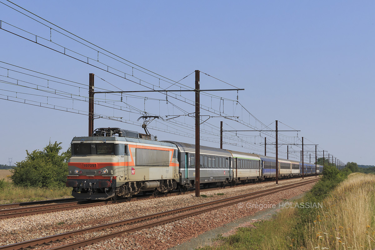 Parti un peu en retard de Paris-Austerlitz suite à l'attente de la machine elle-même arrivée en retard avec son train de nuit dû à l'accident à Denguin entre un TGV et un TER, voici la 7297 qui repart dans le sud-ouest avec son Intercités-Eco pour Toulouse.
