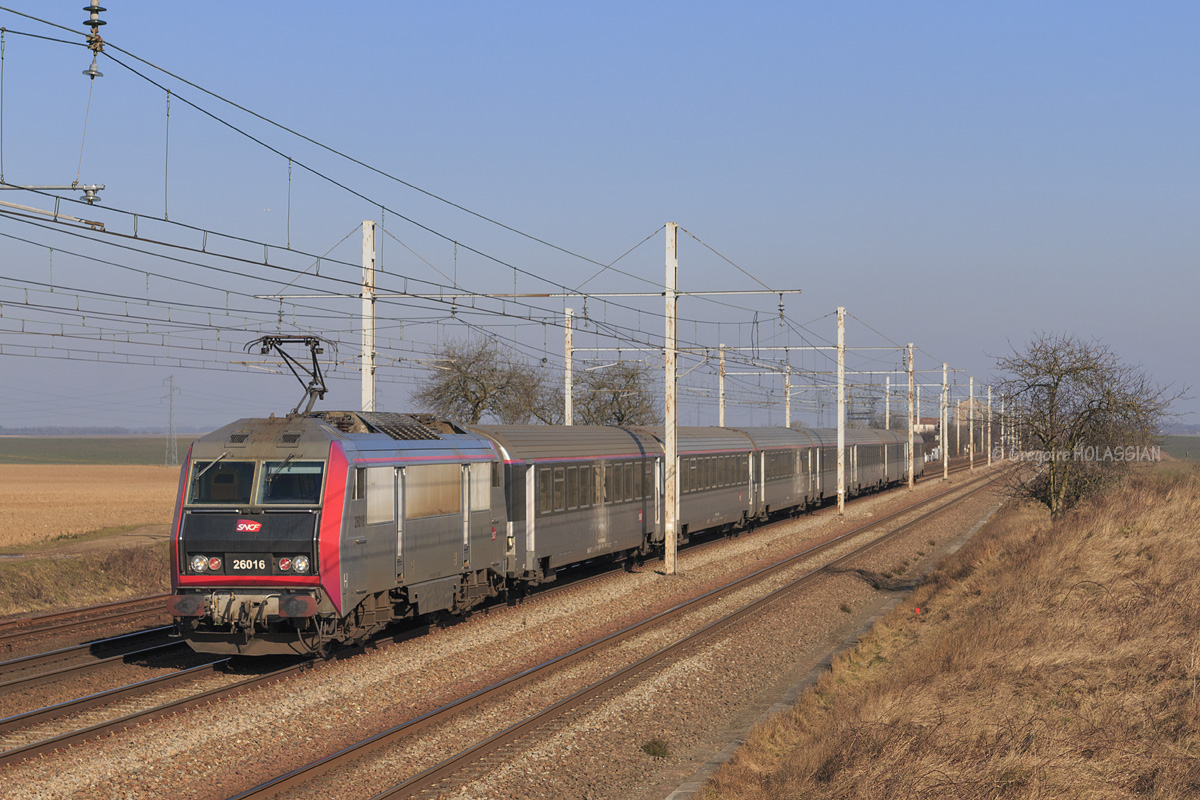 Assuré par la 26016, l'Intercités 3637 traverse la Beauce à vive allure et se dirige vers Limoges.