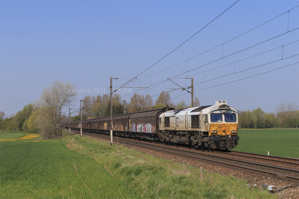 En provenance de la Belgique, ce train emmené par une Class77 de chez ECR arrive à Somain pour ensuite prendre la route de la région parisienne: Valenton.