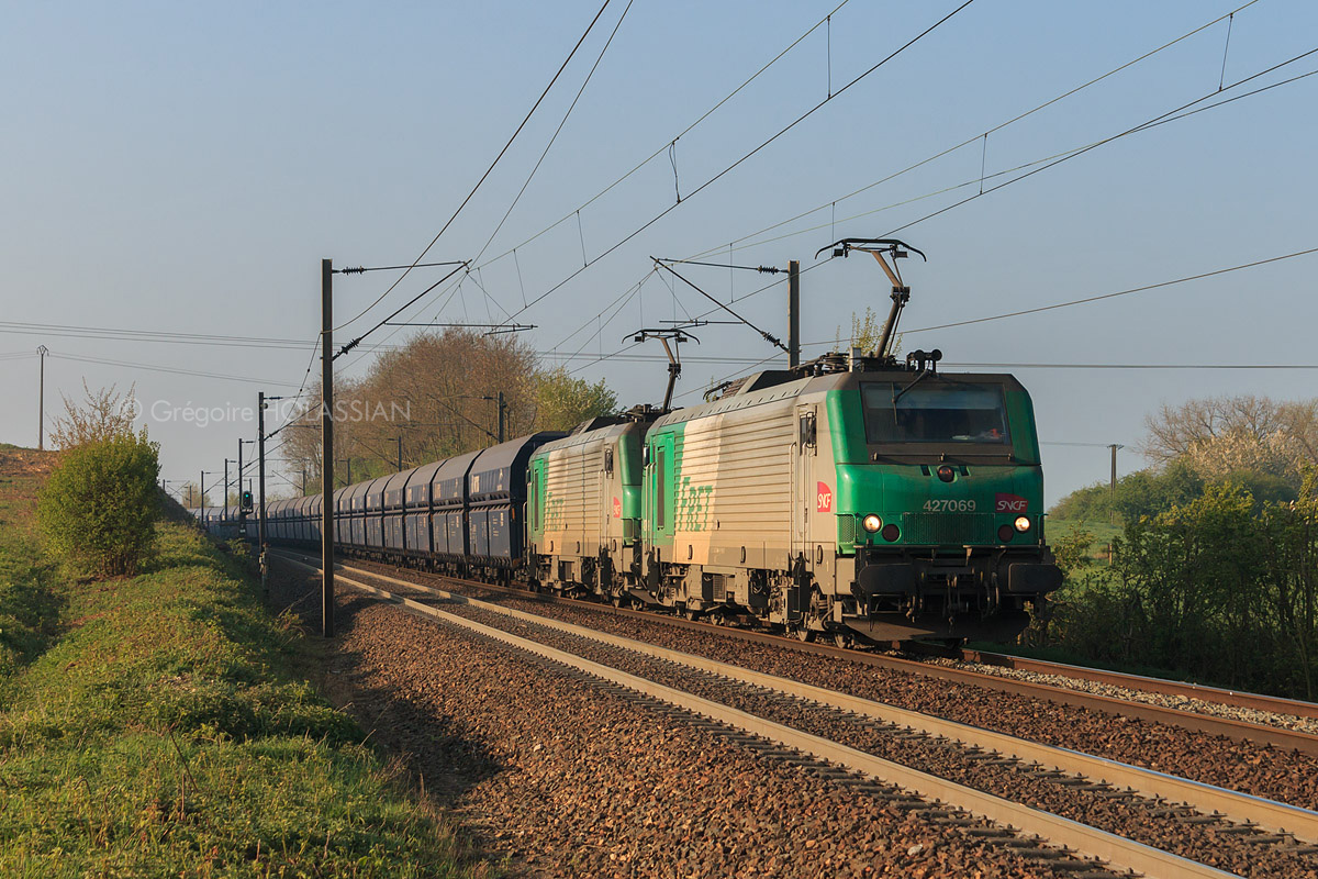 UM de 27000 au service d'ArcelorMittal sur un long et lourd train reliant Ébange à Dunkerque.