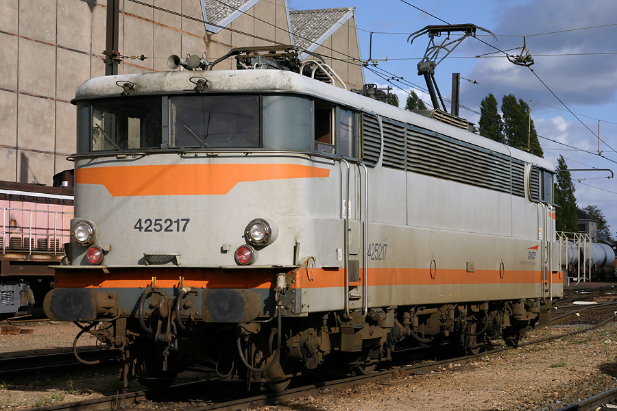 S&eacute;rie en voie d'extinction, les BB 25200 sont n&eacute;anmoins encore pr&eacute;sentes dans la r&eacute;gion de Tours. Au d&eacute;pot de Saint-Pierre-des-Corps, on voit ici la BB 25217.