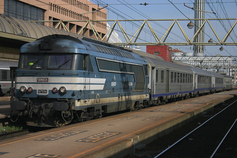 Mise &agrave; quai du TER 17359 Lyon-Part-Dieu - Brian&ccedil;on, assur&eacute; par le BB 67554, &agrave; persiennes en relief.