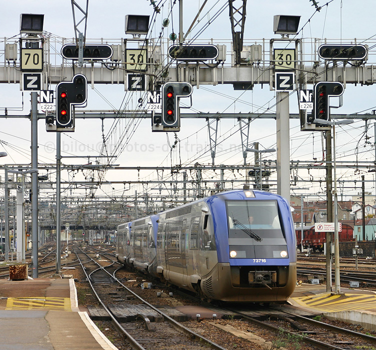 Entr&eacute;e en gare de Limoges-B&eacute;n&eacute;dictins du TER 868103 Angoul&ecirc;me - Limoges, assur&eacute; par une triplette d'X 73500, X 73716 en t&ecirc;te.