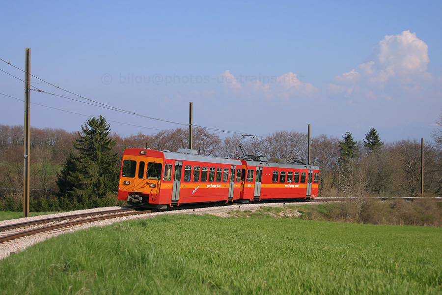 Entre lac L&eacute;man et sommet du Jura, cette composition du NStCM, chemin de fer priv&eacute; &agrave; voie &eacute;troite suisse, gravit les rampes du parcours. Il est vu ici peu apr&egrave;s La Joy Clinique (commune de Genolier).