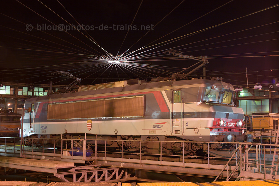 Au d&eacute;part vers son train de fret &agrave; Valenton, la BB 22387, arborant la livr&eacute;e Multiservice, est orient&eacute;e vers les voies de sorties du d&eacute;p&ocirc;t de Villeneuve.