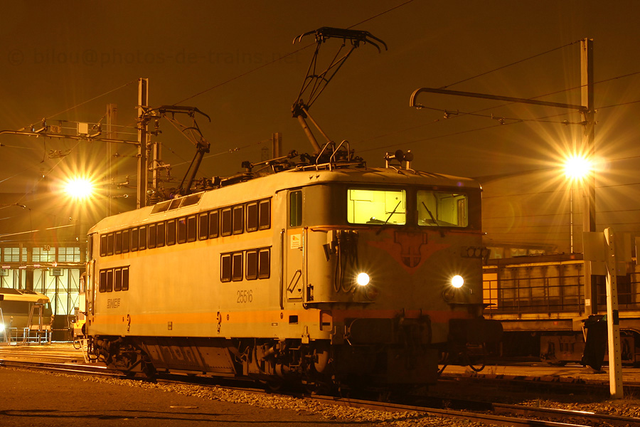 Sur les voies de sortie de la rotonde de Villeneuve St-Georges, la BB 25516 s'appr&ecirc;te &agrave; rejoindre son train de fret.