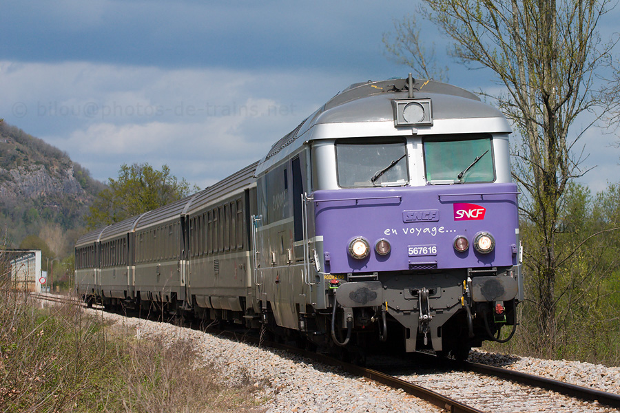 D&eacute;sormais supprim&eacute;, le train Corail 3721 Limoges-B&eacute;n&eacute;dictins - Rodez est assur&eacute; ce jour-l&agrave; par le BB 67616, non loin de Floirac-en-Dordogne, vient de franchir un pont m&eacute;tallique, construit par Eiffel.